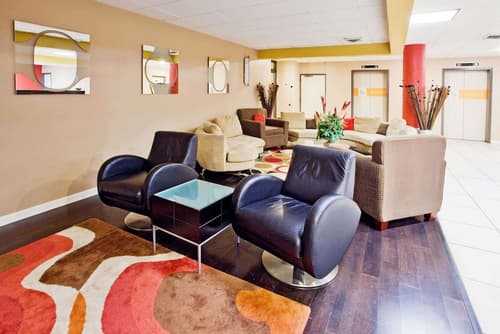 La Quinta Inn & Suites by Wyndham Memphis Airport Graceland, Lobby