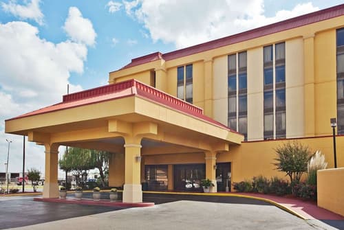 La Quinta Inn & Suites by Wyndham Memphis Airport Graceland, Primary image