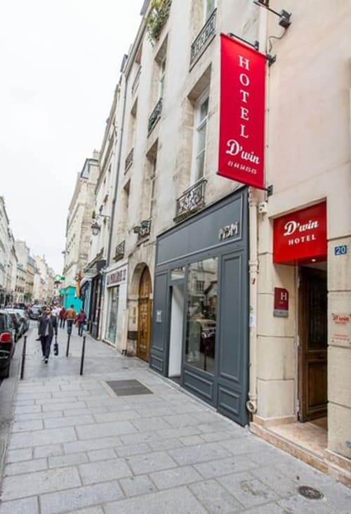 D'win Hotel, Property entrance