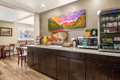 Econo Lodge  Inn & Suites Durango, Breakfast area