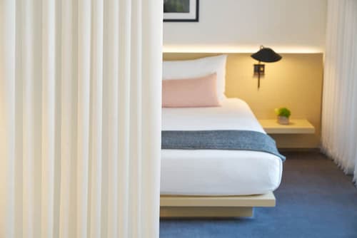 The Chicago Hotel Collection Ambassador Gold Coast, Room