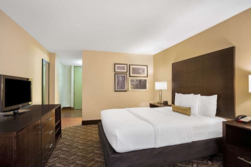 La Quinta Inn & Suites by Wyndham Springfield MA, Room