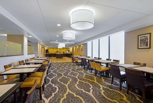 La Quinta Inn & Suites by Wyndham Springfield MA, Breakfast area
