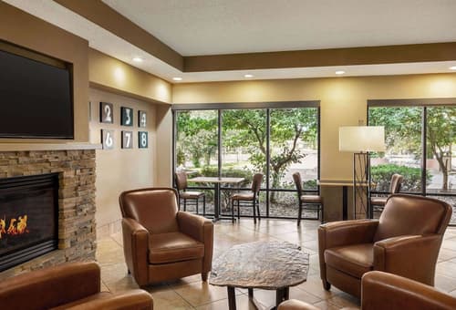 AmericInn by Wyndham Madison West, Lobby