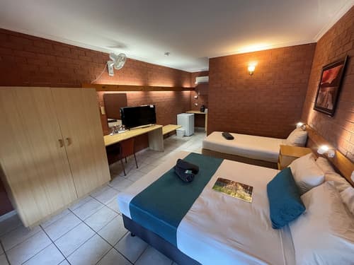 Pine Tree Motel, Room