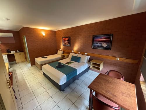 Pine Tree Motel, Room