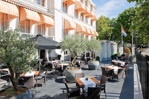 Carlton Ambassador Hotel, Restaurant