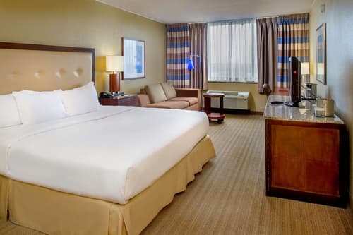 DoubleTree by Hilton St. Louis - Westport, Room