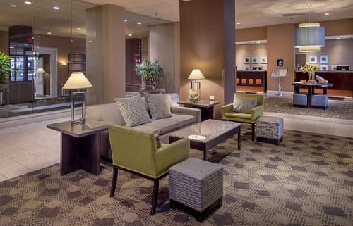 DoubleTree by Hilton St. Louis - Westport, Lobby sitting area