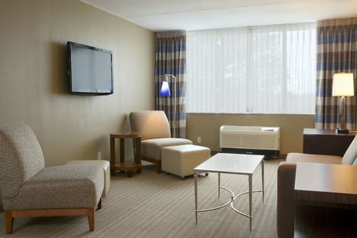 DoubleTree by Hilton St. Louis - Westport, Room