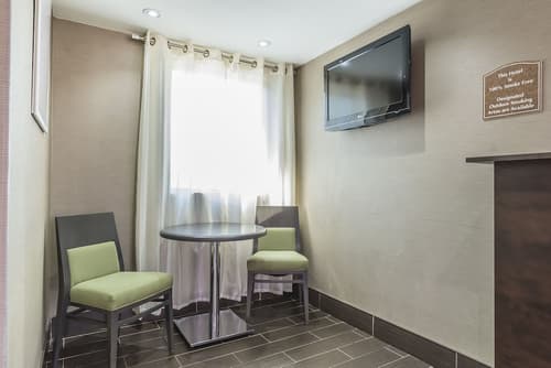 Ramada by Wyndham Kingston, Lobby sitting area