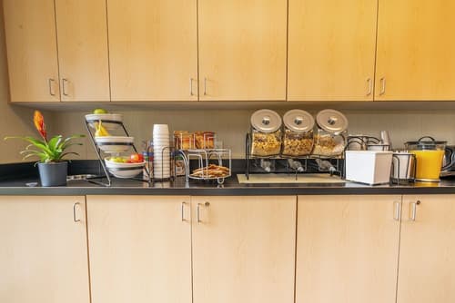 Ramada by Wyndham Kingston, Breakfast area