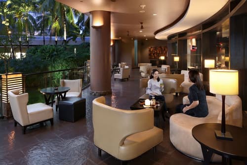 New World Makati Hotel, Lobby lounge