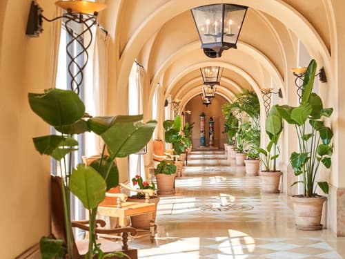 Hotel Nikko Alivila, Interior entrance