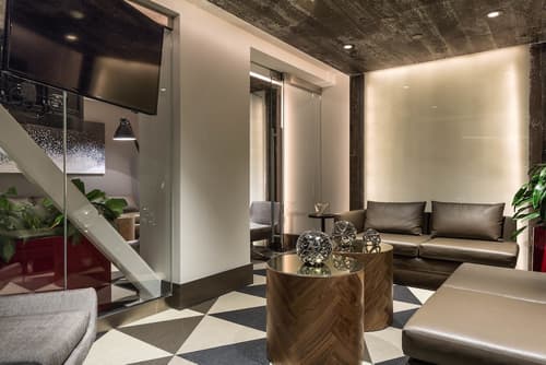 The Windsor Suites, Lobby lounge