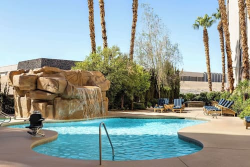 Hampton Inn Tropicana, Pool