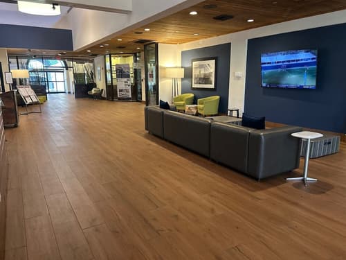 Miami Lakes Hotel, Lobby sitting area