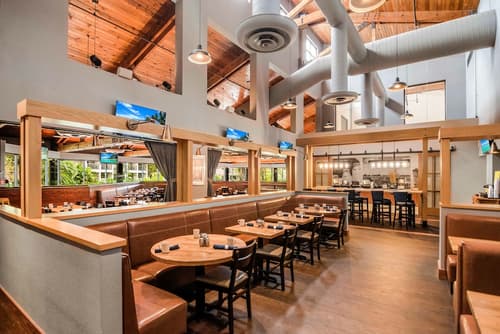 Miami Lakes Hotel, Restaurant