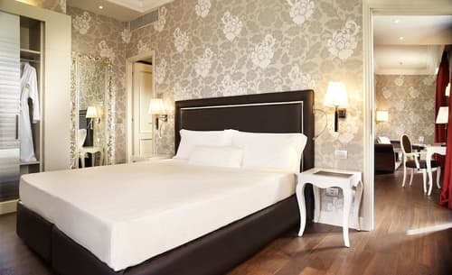 Sina De la Ville, Room