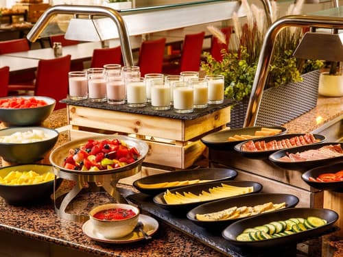 Mercure Cardiff North Hotel, Breakfast area