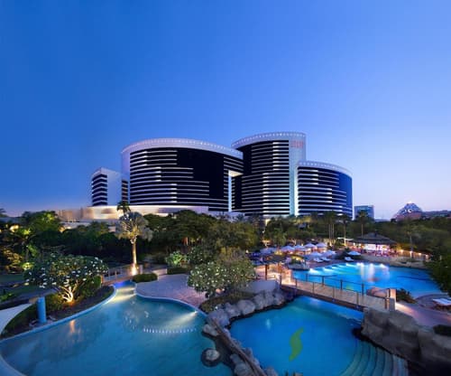 Grand Hyatt Dubai, Pool