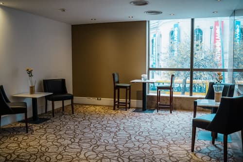 Amerian Cordoba, Lobby sitting area