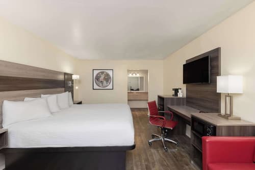Ramada by Wyndham Kingman, Room