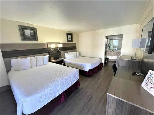 Ramada by Wyndham Kingman, Room