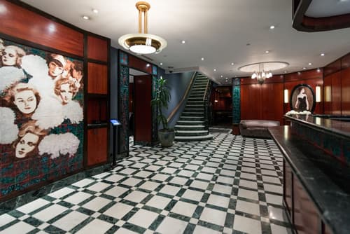 Washington Square Hotel, Interior entrance