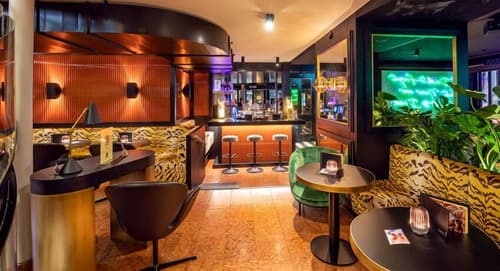 Central Plaza Hotel, Lobby sitting area