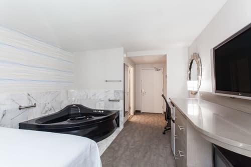 Days Inn by Wyndham Lanham Washington DC, Room