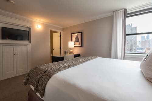 Claridge House, Room