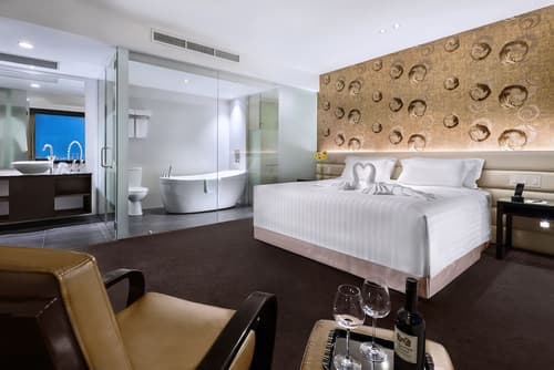 Furama City Centre, Room