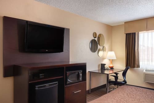 Howard Johnson by Wyndham Williams, Room