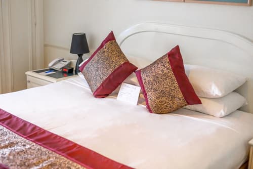 Twin Towers Inn, Room