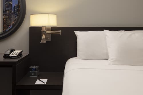 Executive Hotel Pacific, Room