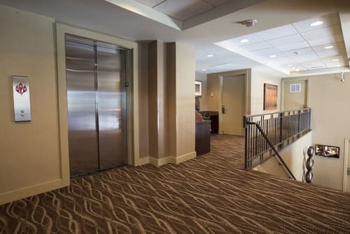 Executive Hotel Pacific, Lobby