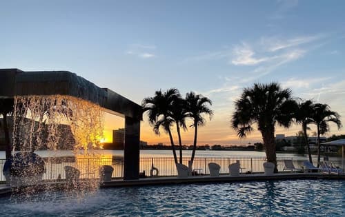 Pullman Miami Airport, Pool