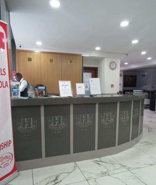 Hotel Excelsior, Reception