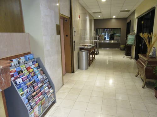 Ramada by Wyndham Los Angeles/Koreatown West, Lobby