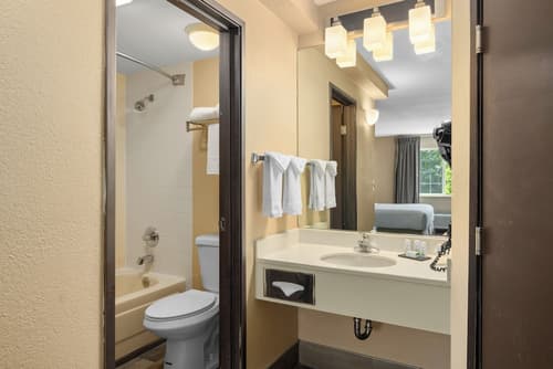 Ramada by Wyndham Portland, Room