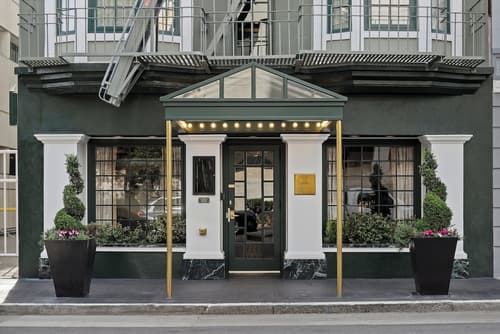 Inn At The Opera, Property grounds