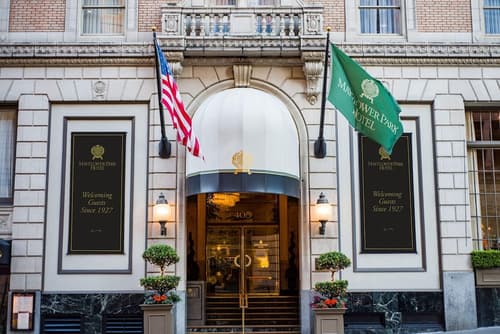 Mayflower Park Hotel, Property entrance