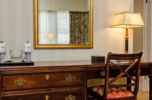 Mayflower Park Hotel, Room