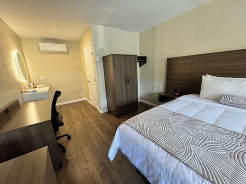 The Dixie Hollywood, Room