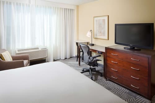 DoubleTree by Hilton Los Angeles - Commerce, Room