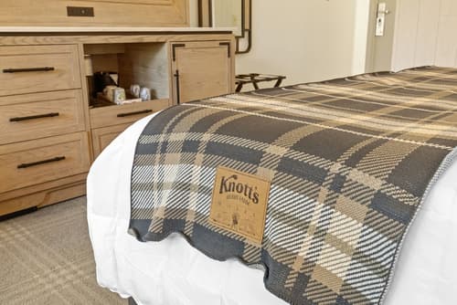 Knott's Hotel, Room
