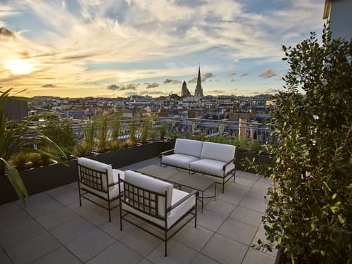 Hôtel Plaza Athénée - Dorchester Collection, Terrace/patio