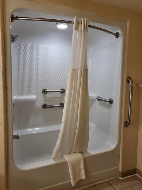 Quality Inn Tulsa - Downtown West, Bathroom