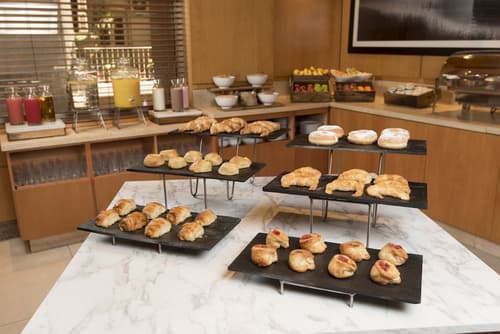 Holiday Inn Express Puerto Madero by IHG, Breakfast meal